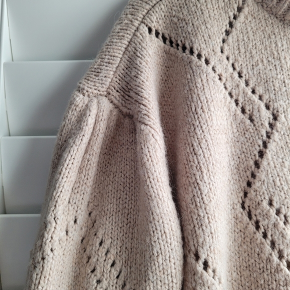 ✨️FINAL SALE✨️ pink puff drop sleeve sweater with diamond detailing - H&M small - Picture 3 of 6